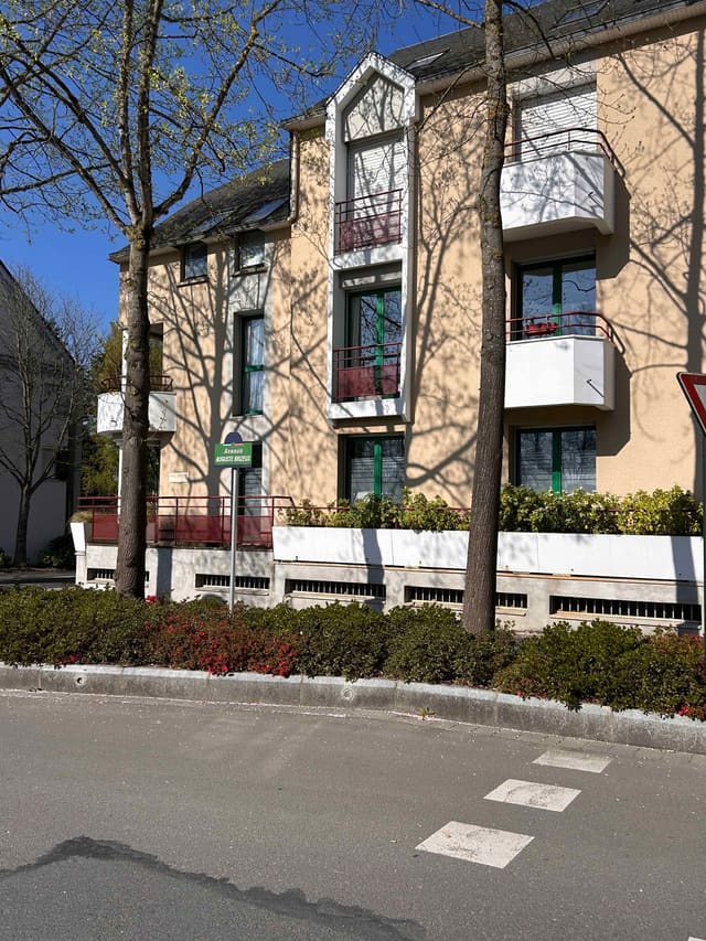 Vue extérieure du bâtiment du cabinet d'ophtalmologie de Pacé