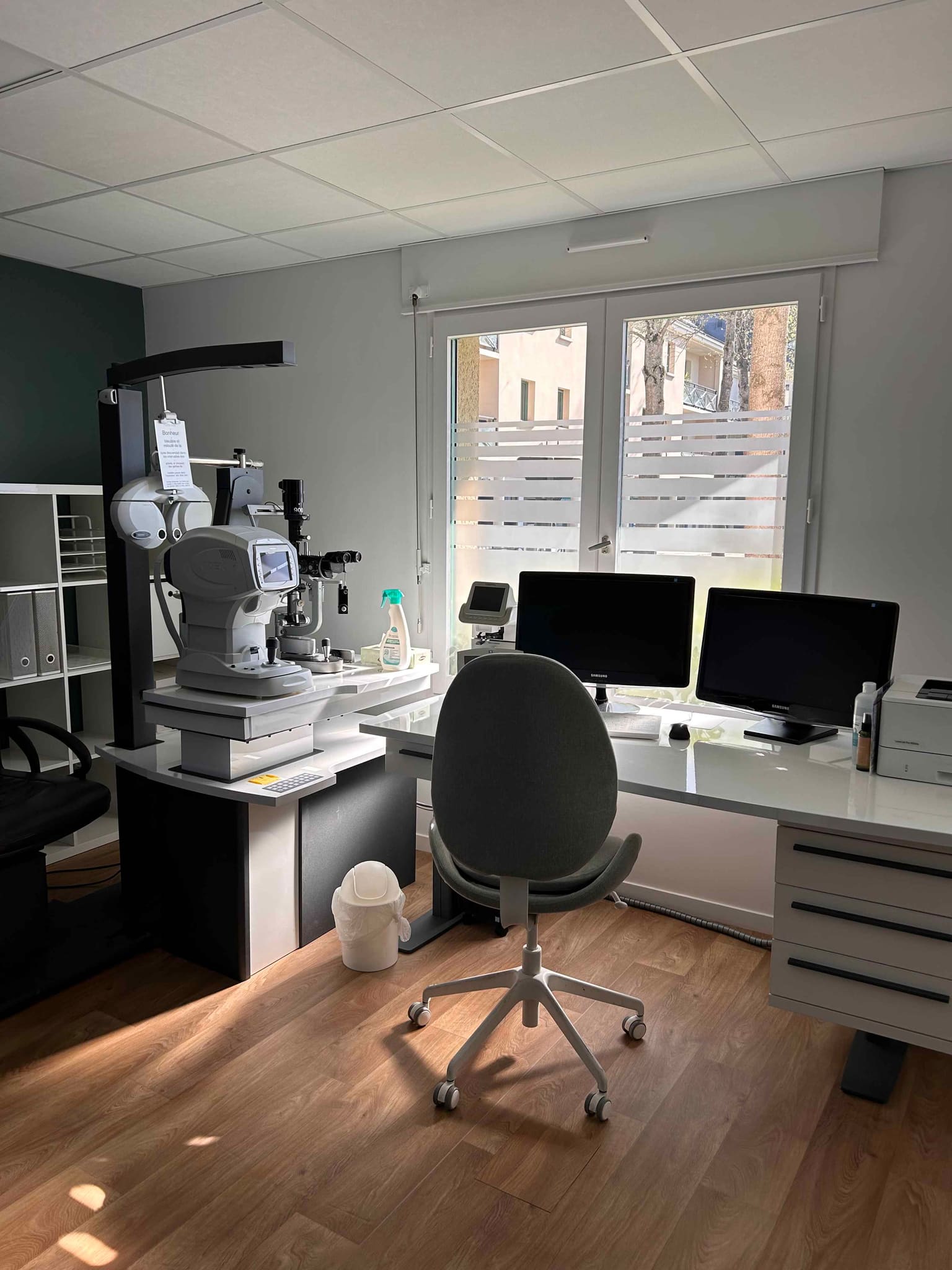 Cabinet d'ophtalmologie — autoréfractomètre et lampe à fente