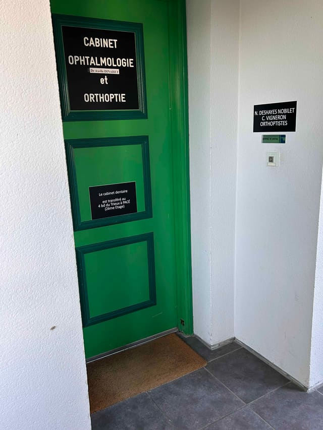 Porte d'entrée du cabinet d'ophtalmologie Dr Axelle Dinahet